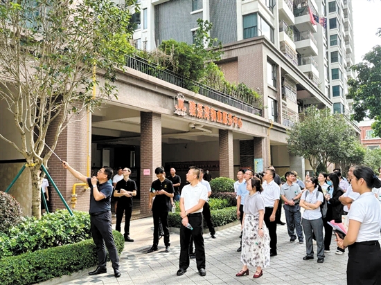 學員們在物業(yè)小區(qū)進行實務培訓。