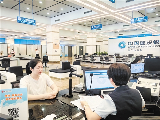 市民在咨詢單位補(bǔ)繳公積金事宜。