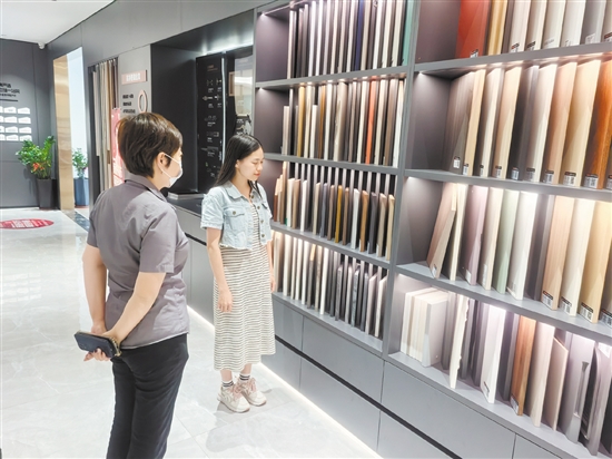 江門市家裝廚衛(wèi)“煥新”活動開展以來，吸引不少市民消費。