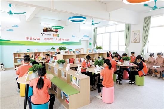 新落戶的博富公益“悅讀館”環(huán)境明亮舒適。