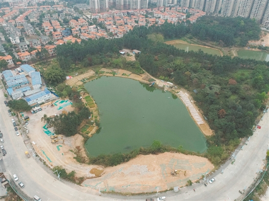 此次出讓地塊位于蓬江區(qū)灝昌園小區(qū)東側(cè)、翡翠觀瀾小區(qū)西北側(cè)。
