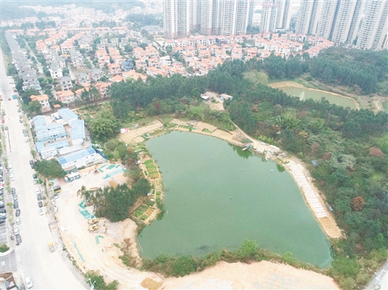 位于蓬江區(qū)豬乸環(huán)地段灝昌園小區(qū)東側(cè)、翡翠觀瀾小區(qū)西北側(cè)地塊已于4月9日成功出讓。