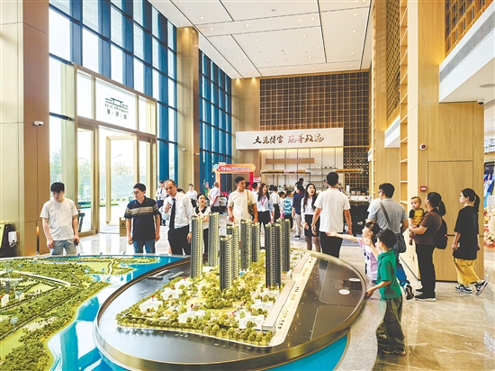 “五一”假期，不少消費(fèi)者看房、買房。