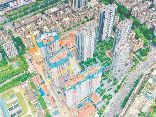 江門保利瑯悅項目二標段共4棟高層住宅主體結(jié)構(gòu)封頂。
