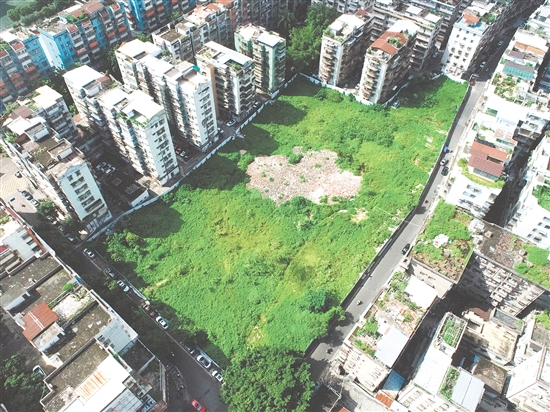 掛牌出讓地塊位于蓬江水南片區(qū)，住宅區(qū)密集，人氣旺盛。