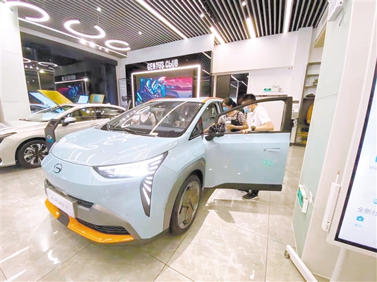 手捧奶茶進店看車，正在成為一種新的逛街常態(tài)。