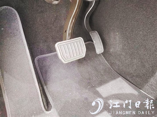 部分新能源汽車可以把最常用的加速、剎車功能集中到電門上（右邊踏板）。