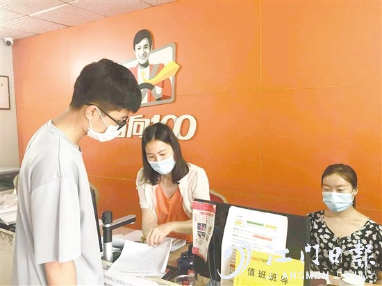高考結(jié)束后，許多考生前往駕校報(bào)名學(xué)車(chē)。