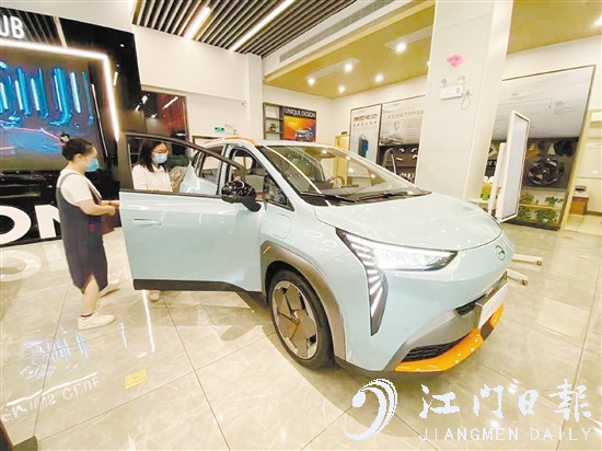如果是報(bào)廢舊車，消費(fèi)者購買推廣名單中的新能源汽車可補(bǔ)貼1萬元。