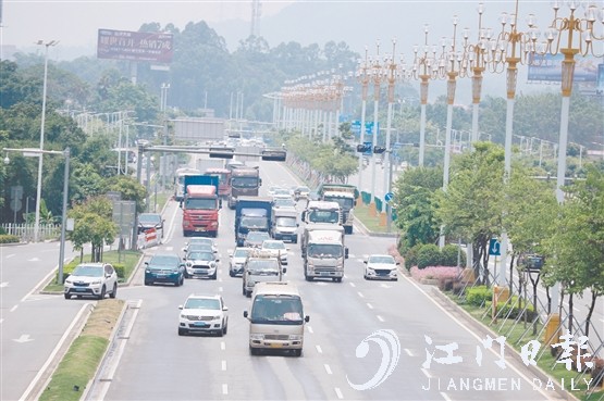 隨著汽車駛?cè)肭Ъ胰f戶，路上的汽車越來越多。