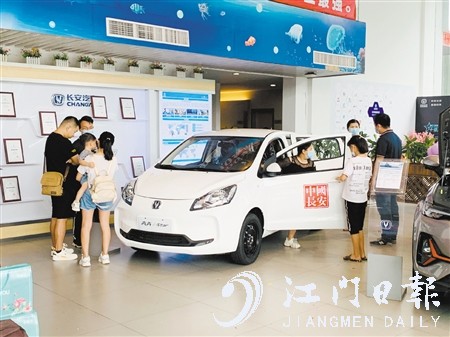 電動微型汽車因價格實(shí)惠而廣受消費(fèi)者關(guān)注。