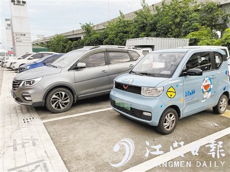電動微型汽車車身短小，停車非常方便。