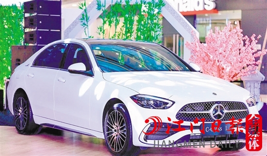 全新奔馳長(zhǎng)軸距C級(jí)車(chē)外觀時(shí)尚動(dòng)感。