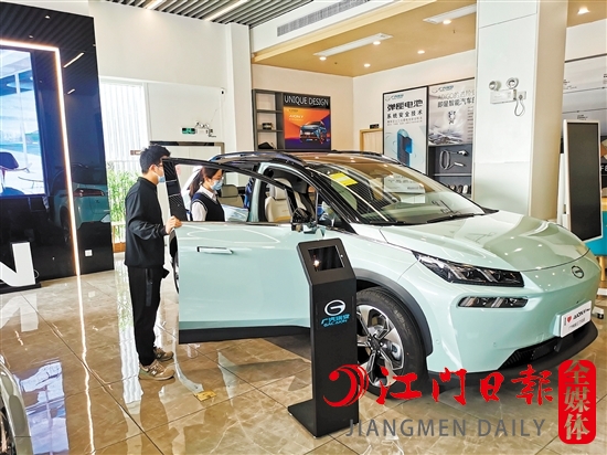 新能源汽車未受汽車缺“芯”影響，深受消費(fèi)者青睞。