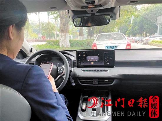 不少車主喜歡在開車的時候玩手機。