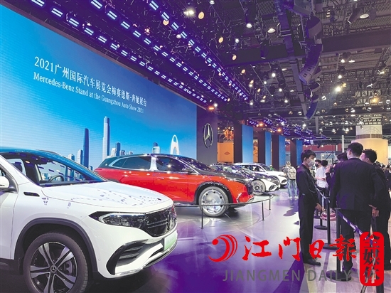 豪華品牌均把新能源汽車擺放在展區(qū)最顯眼的位置。