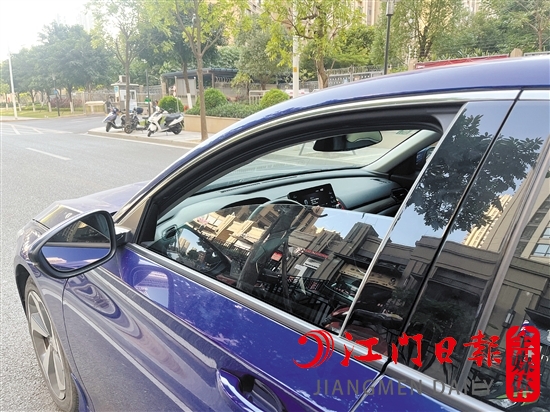 如果需要長時間開啟汽車暖風(fēng)，最好讓車窗留一點縫隙。