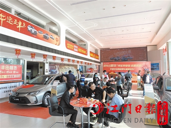 去年春節(jié)期間，不少消費者看車、買車。