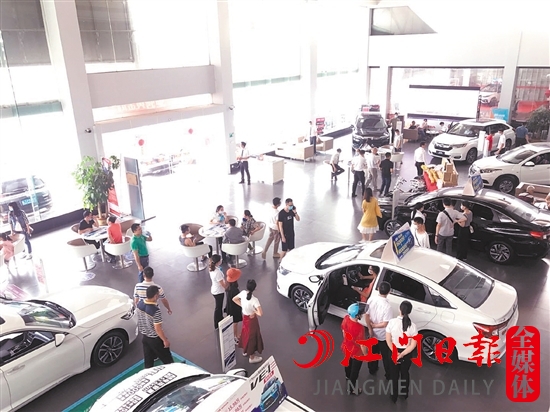 “五一”將至，購車優(yōu)惠吸引消費(fèi)者到店。