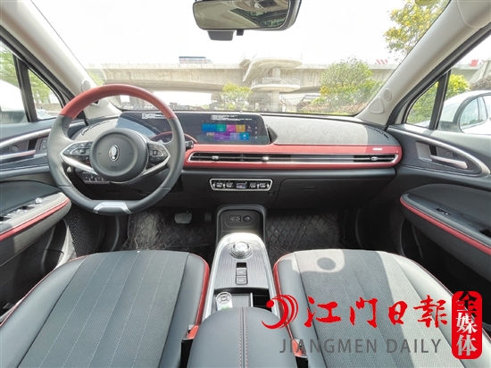 新車內(nèi)飾復(fù)古之余不乏運(yùn)動感。