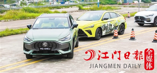 試駕現(xiàn)場(chǎng)設(shè)置了重重考驗(yàn)關(guān)卡。