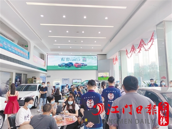 端午節(jié)假期期間，新政策的實施吸引了許多消費者到4S店看車、買車。