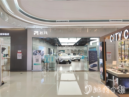 不少汽車品牌直接把店開到商場。