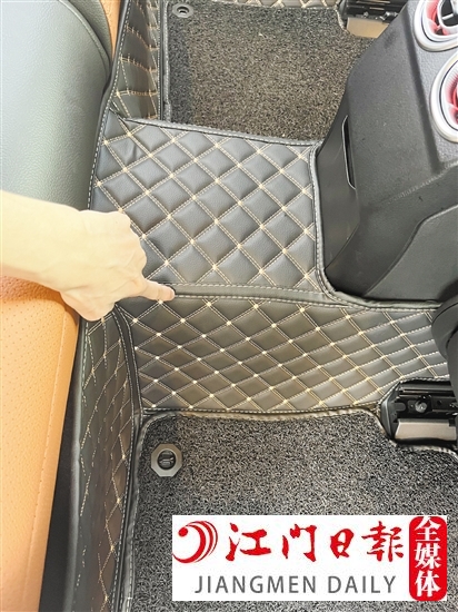 車內(nèi)的一些裝飾品如地毯也容易產(chǎn)生異味。