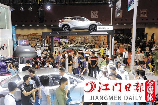 本報往年舉辦的大型車展，吸引大批市民。