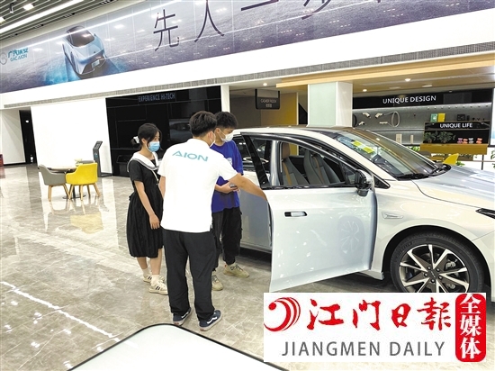隨著油價(jià)不斷攀升，想購買新能源汽車的消費(fèi)者也越來越多。
