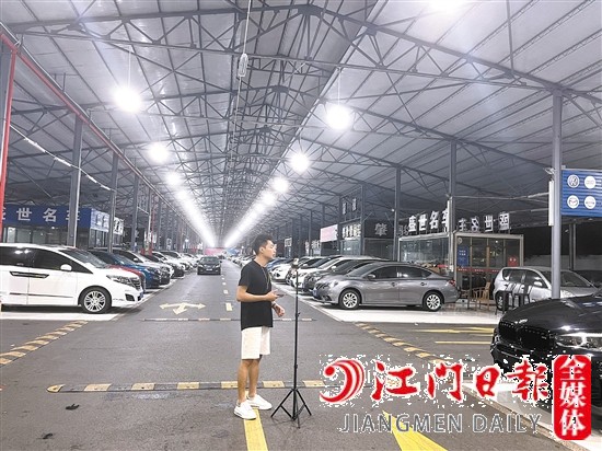 室內(nèi)燈火通明的背后，是二手車行銷售人員在忙碌直播。