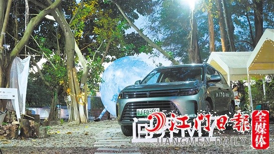 問界M7外觀時(shí)尚大氣。