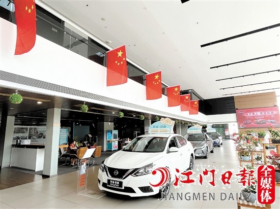 部分汽車4S店掛上國旗，為即將到來的“十一”假期預(yù)熱。