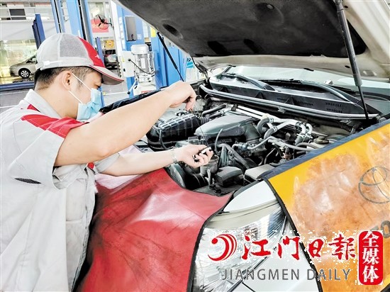 維修人員為車(chē)主的愛(ài)車(chē)進(jìn)行檢查。