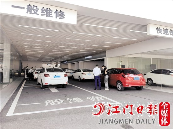 市區(qū)多家4S店出現(xiàn)車(chē)輛扎堆排隊(duì)等候檢修、保養(yǎng)的情況。