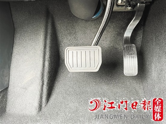部分新能源汽車把最常用的加速、剎車功能集中到電門上（右邊踏板）。