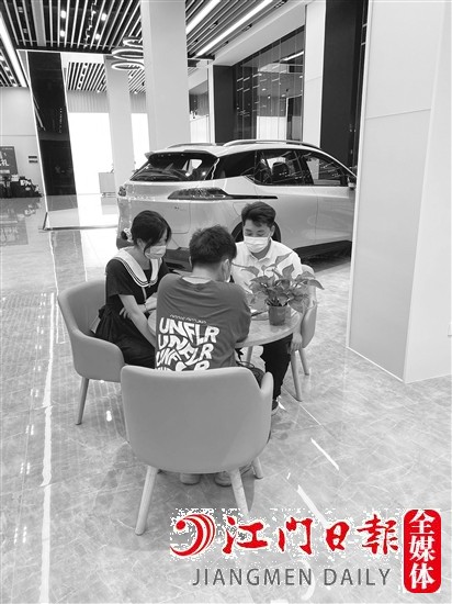 消費(fèi)者在購車時(shí)，應(yīng)要求經(jīng)營者對(duì)車輛作出真實(shí)全面的介紹。