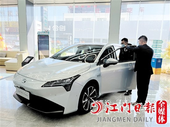新能源汽車補(bǔ)貼額度高受消費(fèi)者青睞。