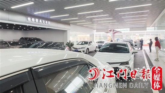 市區(qū)多家4S店車輛保養(yǎng)迎來小高峰。
