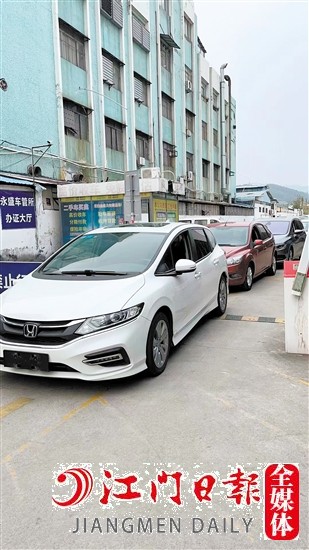 元旦以來(lái)，排隊(duì)等候過戶的二手車不少。