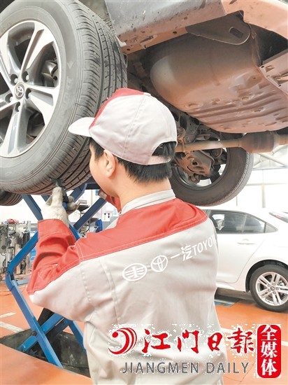駕車出行前，要做好車輛保養(yǎng)。