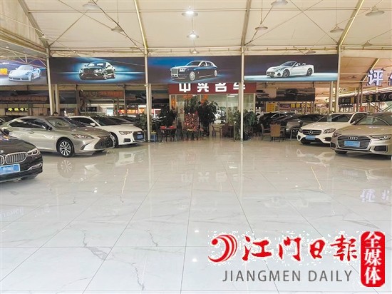 不少二手車行銷售展廳空出一大片。