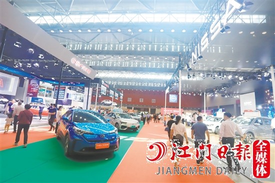 為方便消費者貨比三家，春季車展組委會將把往屆的新能源汽車展區(qū)升級為新能源汽車展館。圖為2021年“五一”車展新能源汽車展區(qū)。