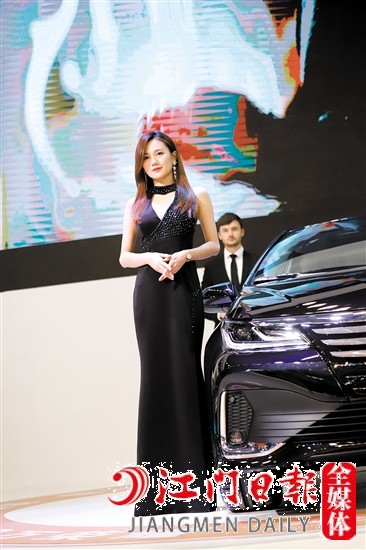 車展現(xiàn)場(chǎng)少不了香車美女。