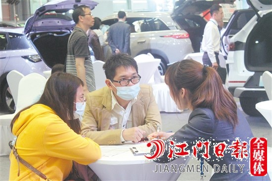 現(xiàn)場(chǎng)良好的氛圍吸引消費(fèi)者下單購(gòu)車(chē)。