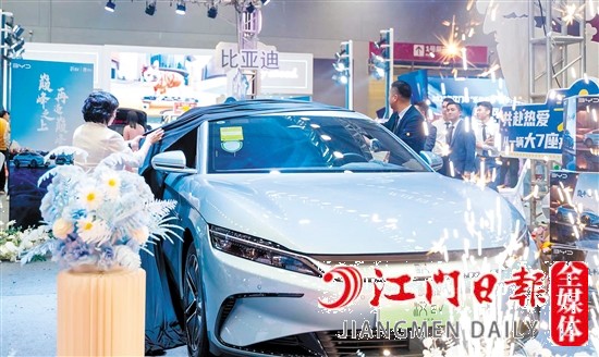 現(xiàn)場(chǎng)亮相的新能源汽車(chē)多。