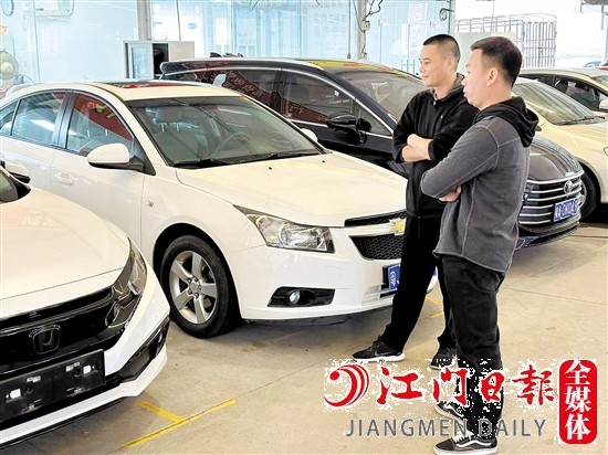 降價潮下，部分準備購買二手車的市民持觀望態(tài)度。