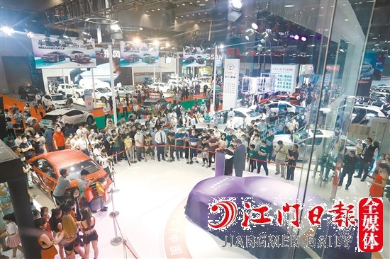 往屆“五一”車展吸引許多消費者前來看車、購車。
