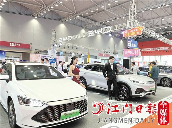 ←“五一”車展期間，各大主流新能源汽車品牌將亮相。圖為往屆“五一”車展現(xiàn)場。