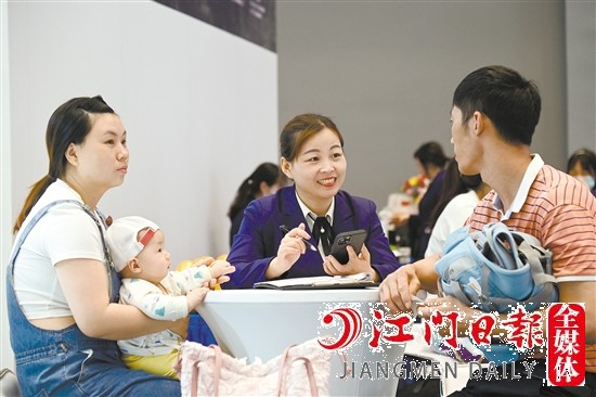 消費者現場向銷售人員咨詢購車相關情況。